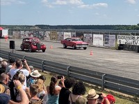 Drag Race mit restauriertem Plymouth Sedane von 1937